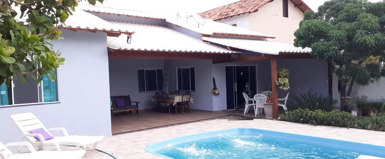 Casa de Praia Saquarema com piscina de sete metros e jatos ligados, em frente à varanda